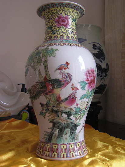 粉彩花鸟瓶中国景德镇制80年代